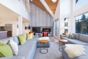 Smart TV, fireplace - Premium 4-Bedroom w/ Secure Parking & walking distance to the slopes! (Whistler)