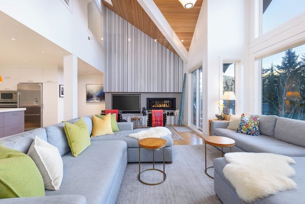 Smart TV, fireplace