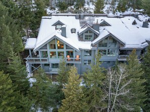 Exterior - Premium 4-Bedroom w/ Secure Parking & walking distance to the slopes! (Whistler)