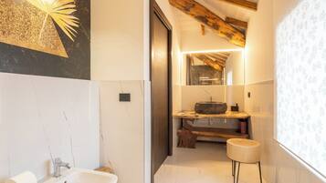 Dusche, Haartrockner, Bidet, HandtĂŒcher