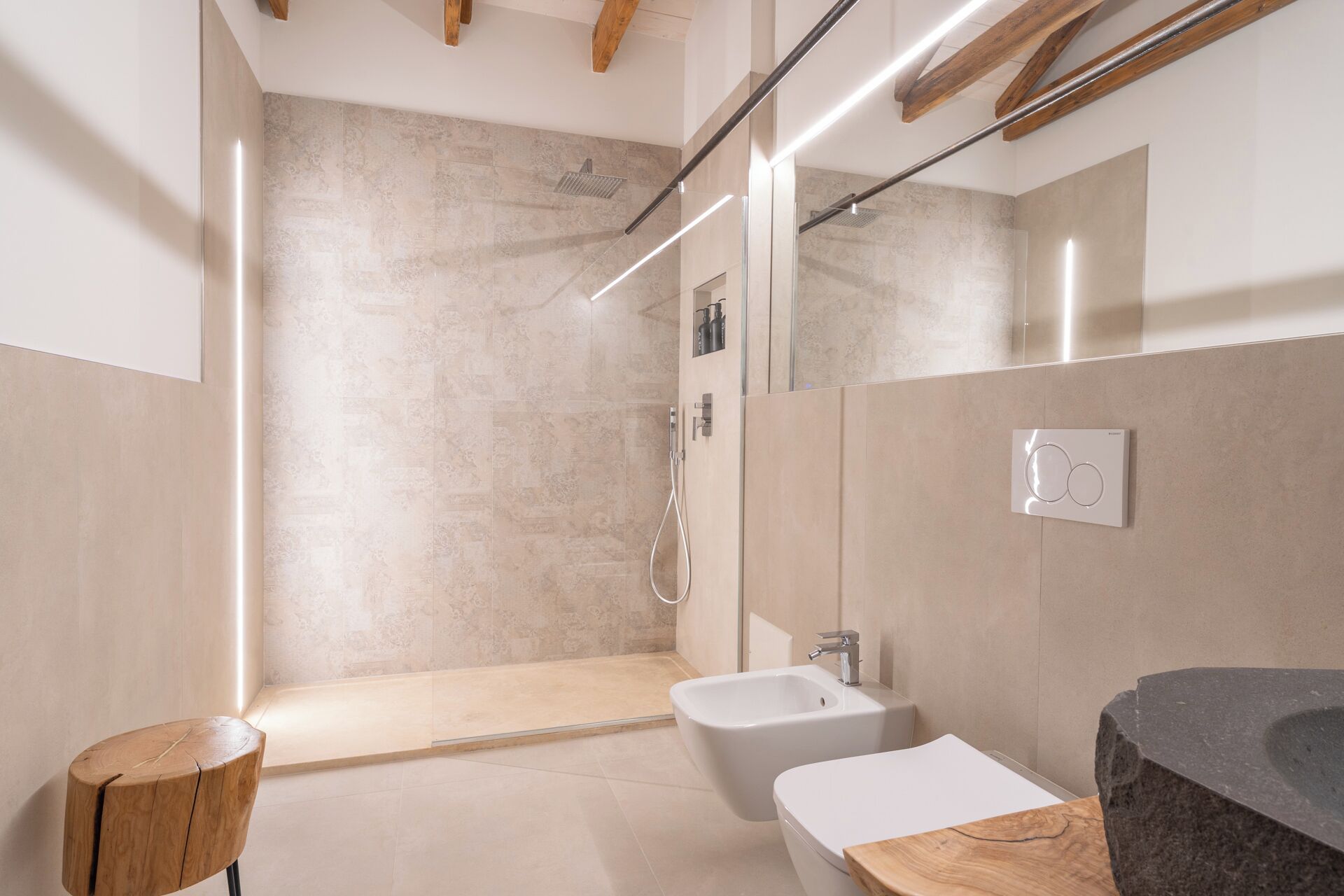 Douche, articles de toilette gratuits, sèche-cheveux, bidet