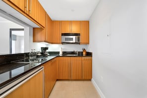Frigobar, micro-ondas, fogão, cooktop
