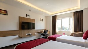 Laptop workspace, blackout drapes, soundproofing, iron/ironing board - Albany Hotel (Albany)