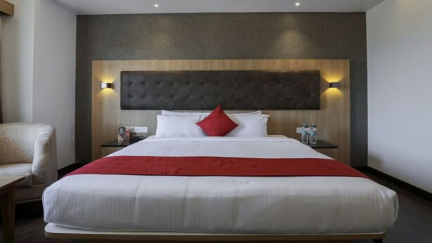 Laptop workspace, blackout drapes, soundproofing, iron/ironing board - Albany Hotel (Albany)
