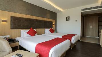 Ruang kerja ramah laptop, tirai kedap cahaya, dan kedap suara