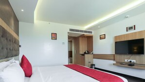 Laptop workspace, blackout drapes, soundproofing, iron/ironing board - Albany Hotel (Albany)