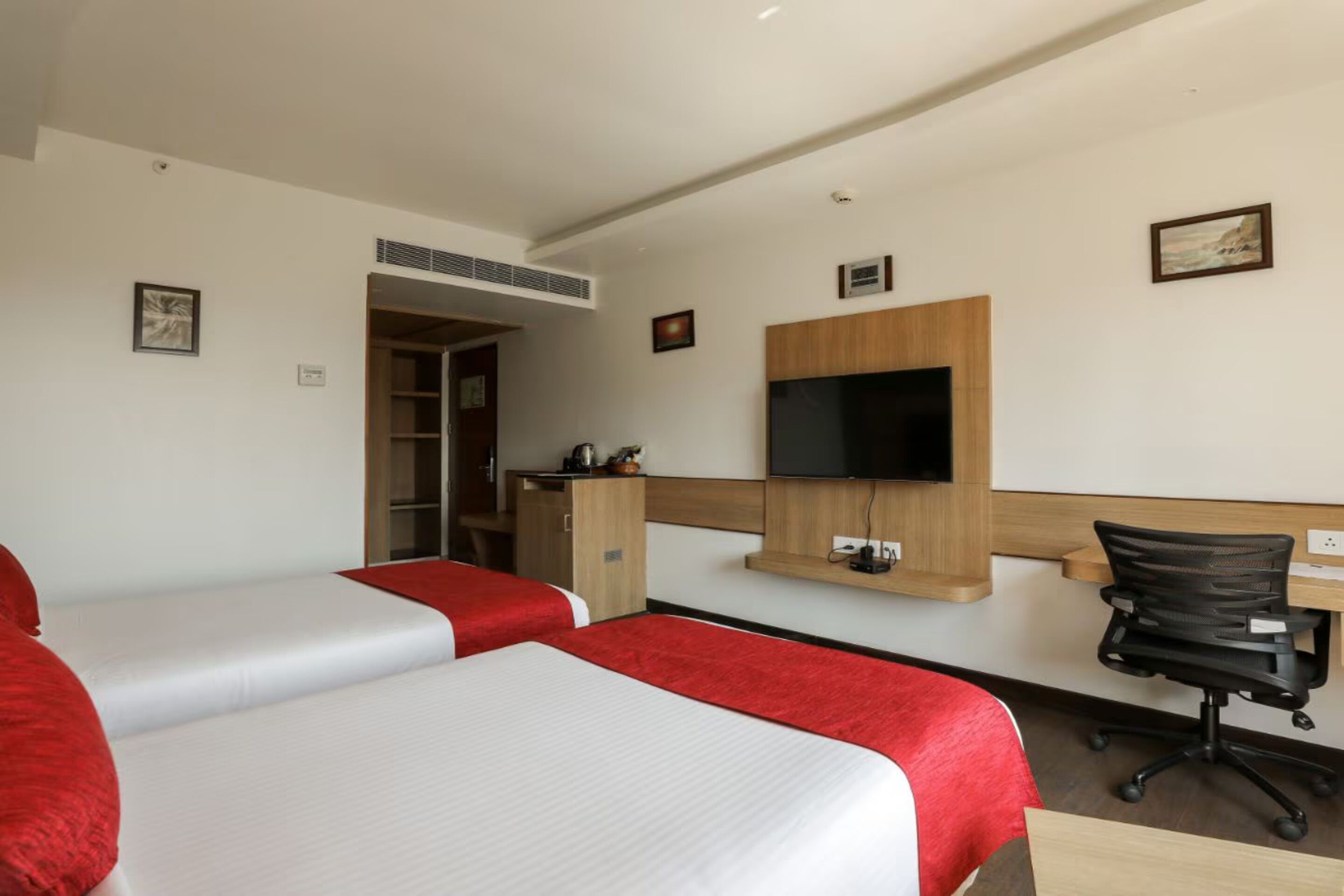 Ruang kerja ramah laptop, tirai kedap cahaya, dan kedap suara