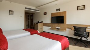 Laptop workspace, blackout drapes, soundproofing, iron/ironing board - Albany Hotel (Albany)