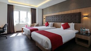 Laptop workspace, blackout drapes, soundproofing, iron/ironing board - Albany Hotel (Albany)