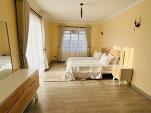 5 bedrooms, iron/ironing board, WiFi, bed sheets