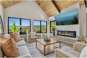 تلفزيون ذكي، مدفأة، ألعاب فيديو، كرة قدم الطاولة