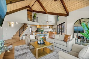 Smart TV, chimenea, videojuegos y futbolito