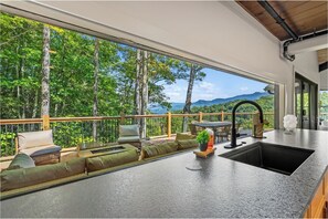 تناول الطعام بالخارج