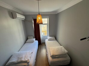 4 bedrooms, iron/ironing board, Internet, bed sheets