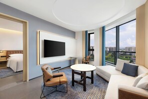 Suite junior, 1 cama King size, vista a la ciudad | Sala de estar | Televisión