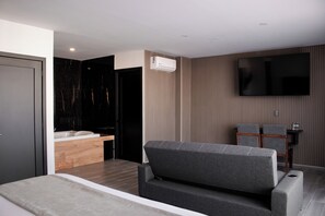Suite estudio superior, hidromasaje, vista a la ciudad | Caja de seguridad en la habitación, muebles diferentes y escritorio