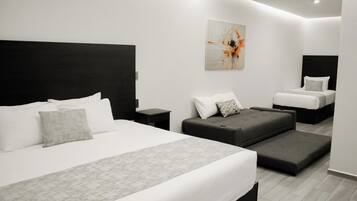 Quarto família, várias camas | Cofres nos quartos, individualmente mobiliados, escrivaninha