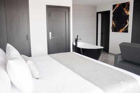 Superior Studio Suite, Bathtub, City View | In-room safe, individually furnished, desk, laptop workspace