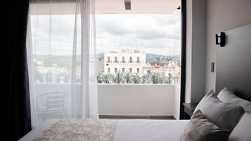 Quarto júnior, vista para a cidade | Terraço/pátio