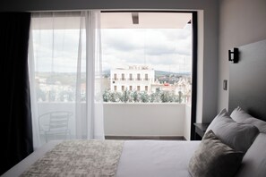 Habitación junior, vista a la ciudad | Terraza o patio