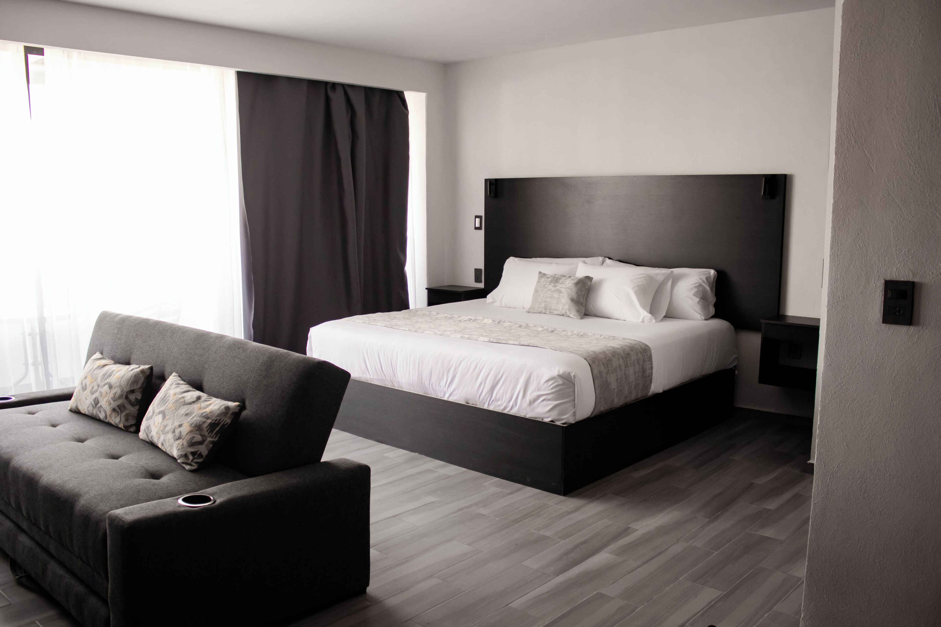 Suite estudio superior, tina, vista a la ciudad | Caja de seguridad en la habitación, muebles diferentes y escritorio 