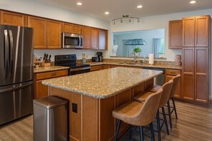 冷蔵庫、電子レンジ、オーブン、コンロ