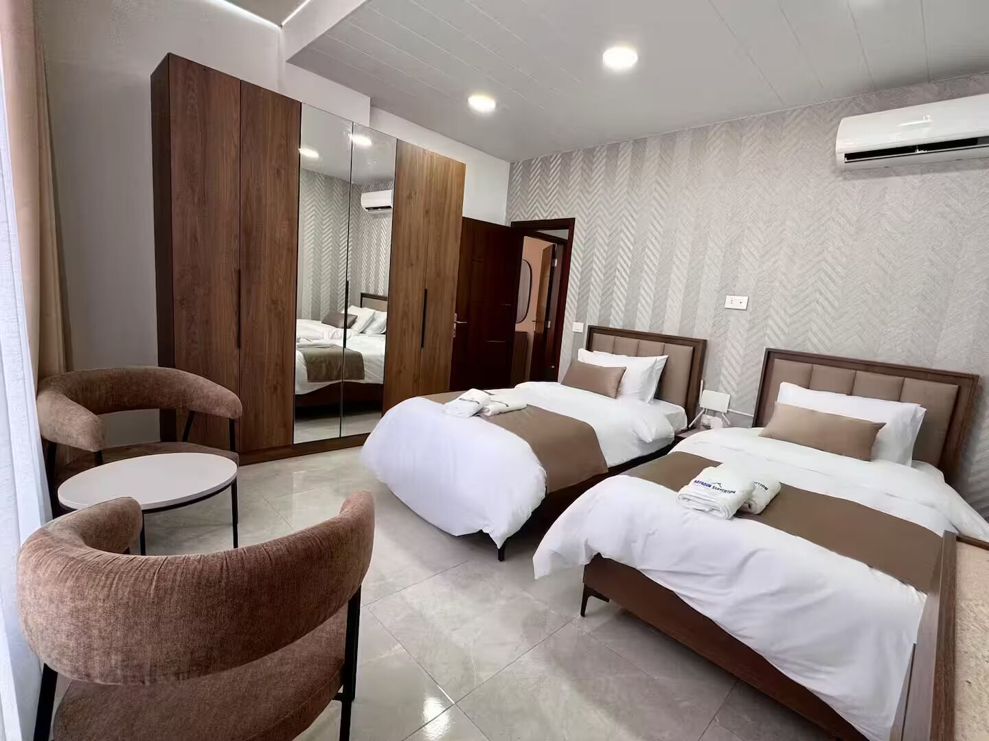 2 chambres, fer et planche à repasser, Wi-Fi, draps fournis