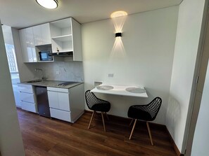 Private kitchen - Modern Loft in Best Entertainment Location - 93 Park - Restaurant and Amenities (Bogotá)