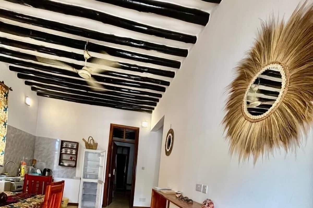 Classic Single Room, 1 King Bed, Balcony, Garden View | In-room dining
