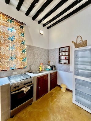 Deluxe Apartment, 1 Bedroom, Balcony | Private kitchen | Fridge, oven, cookware/dishes/utensils