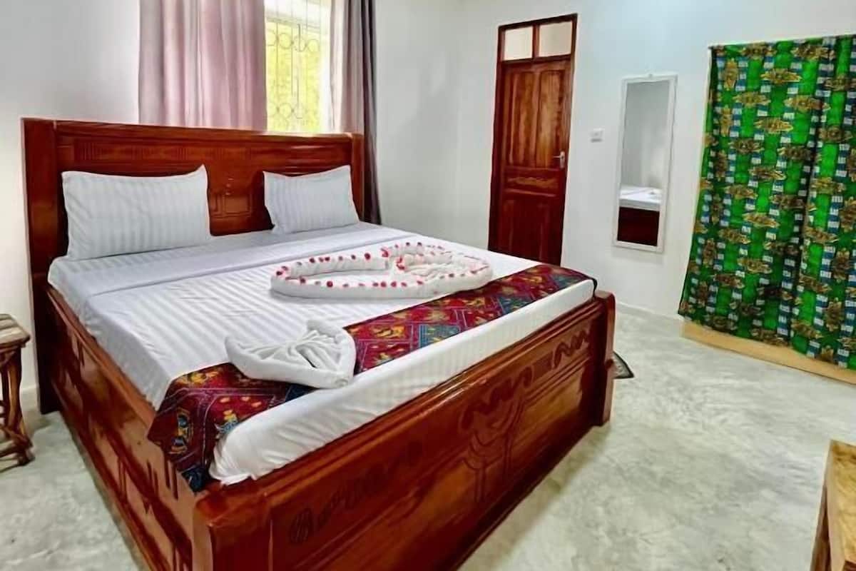 In-room safe, laptop workspace, iron/ironing board, free WiFi