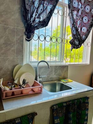 Frigorífic, forn i utensilis de cuina, vaixella i coberteria