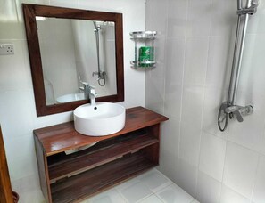 Ducha, artículos de higiene personal gratuitos y secador de pelo