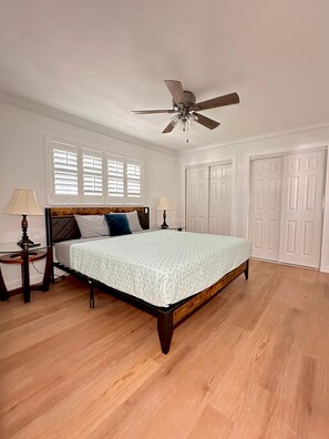 3 室のベッドルーム、アイロン / アイロン台、WiFi (無料)、ベッドシーツ