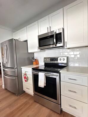 Kylskåp, mikrovågsugn, ugn och spishäll