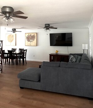 Smart TV - 3BR house in charming Sarasota with Pool & Grill (Sarasota)