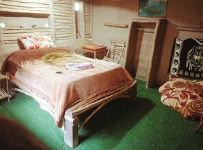 5 bedrooms, internet, bed sheets - Private jungle ecolodge - whole estate & cafés (Quillabamba)