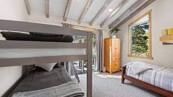 House (4 Bedrooms) | Exterior