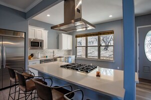 House, 6 Bedrooms, Lake View | Private kitchen