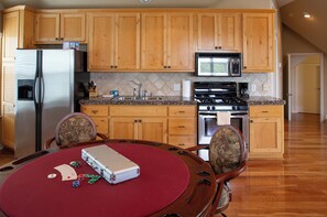 House, 6 Bedrooms, Lake View | Private kitchen