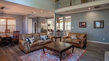 House, 6 Bedrooms, Lake View | Living area