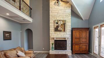 House, 6 Bedrooms, Lake View | Living area