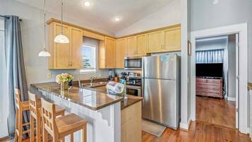 Een koelkast, een magnetron, een oven, een kookplaat