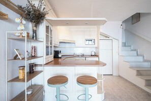 Jääkaappi, mikroaaltouuni, uuni, liesi