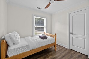 3 bedrooms, iron/ironing board, free WiFi, bed sheets