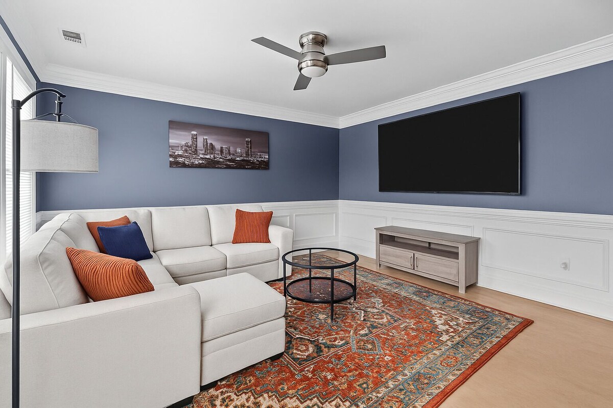 New listing, Remodeled! Stylish 3BR • Airport 2 mi, Uptown 9 min + Free Parking