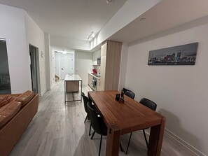 Interior - Chic retreat in the heart of Beautiful Port Credit (Mississauga)