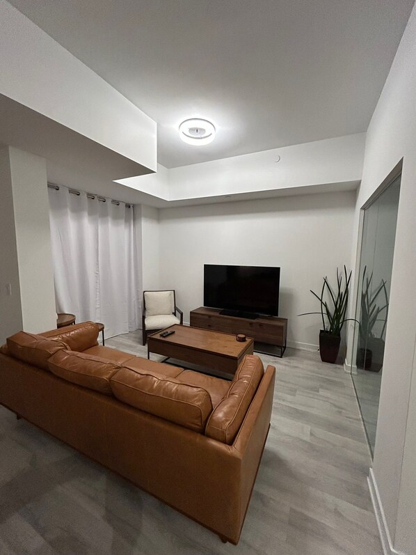 TV - Chic retreat in the heart of Beautiful Port Credit (Mississauga)