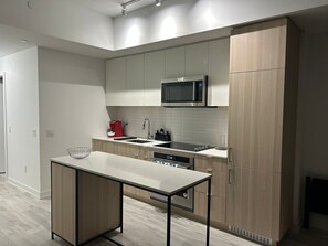 Microwave, oven, stovetop, dishwasher - Chic retreat in the heart of Beautiful Port Credit (Mississauga)