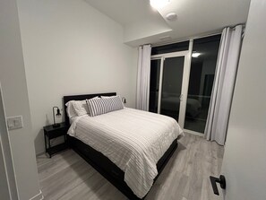 2 bedrooms, iron/ironing board, WiFi, bed sheets - Chic retreat in the heart of Beautiful Port Credit (Mississauga)